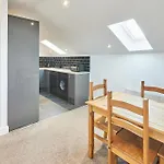 Daire Jackson Court Four